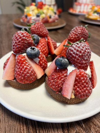 フルーツいっぱいの手作りケーキ