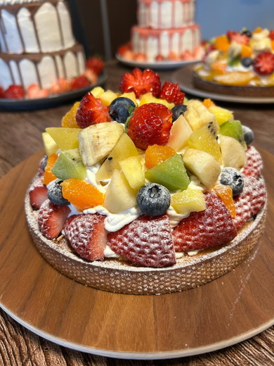 フルーツいっぱいの手作りケーキ