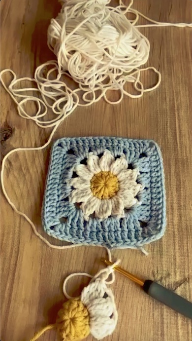 花のモチーフを編んでいるところ