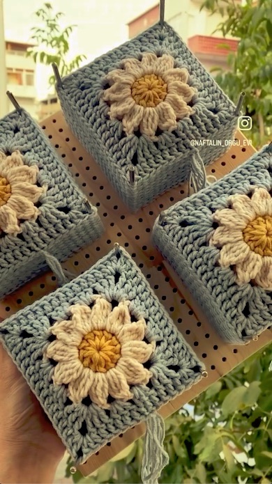 四角いお花のモチーフを重ねる