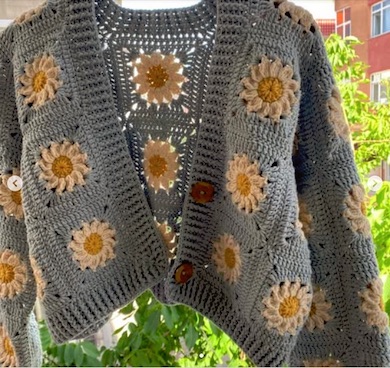 淡いブルーのショート丈のカーディガン