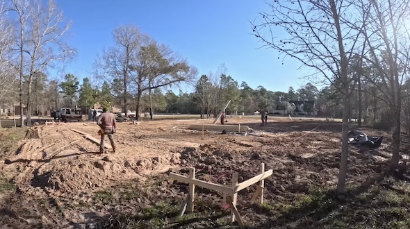 基礎工事に着手