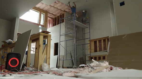 吹き抜けの天井の作業