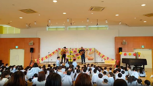 幼稚園でコンサート