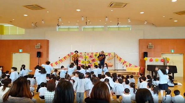 幼稚園でコンサート