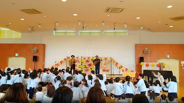 幼稚園でコンサート