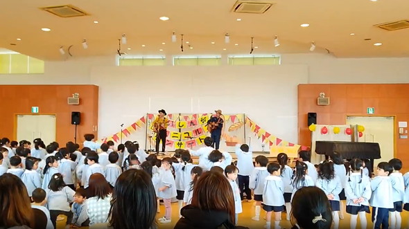 幼稚園でコンサート