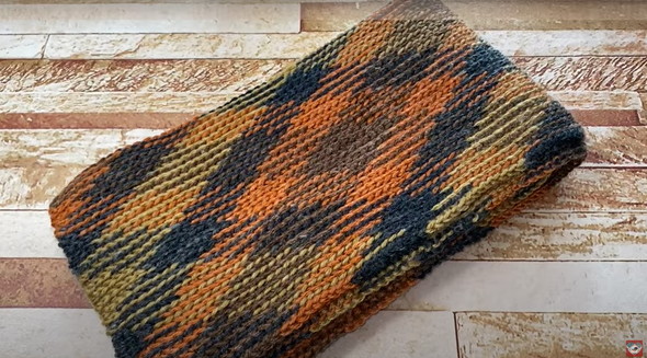 ダイソーの毛糸で編むマフラー