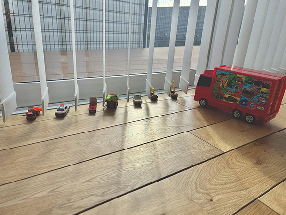 ブラインドカーテンを使ったミニカー遊び