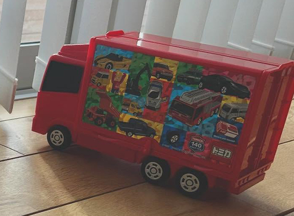 ブラインドカーテンを使ったミニカー遊び