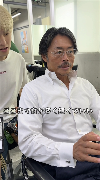 イケオジが白髪を生かしたイメチェン