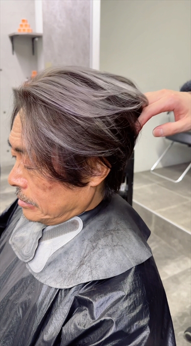 イケオジが白髪を生かしたイメチェン