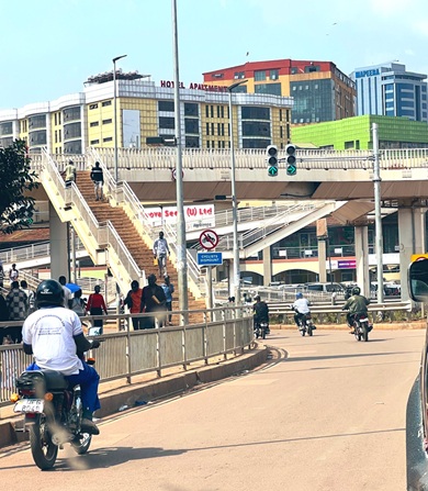 ウガンダの首都カンパラに設けられた歩道橋