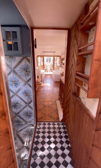 もはや一軒家のようなバス