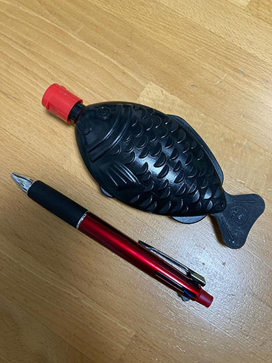 大きい魚型しょうゆ入れ