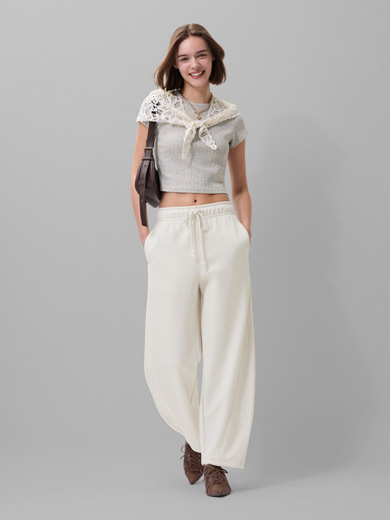 GU「スウェットバレルレッグパンツ」コーデ例