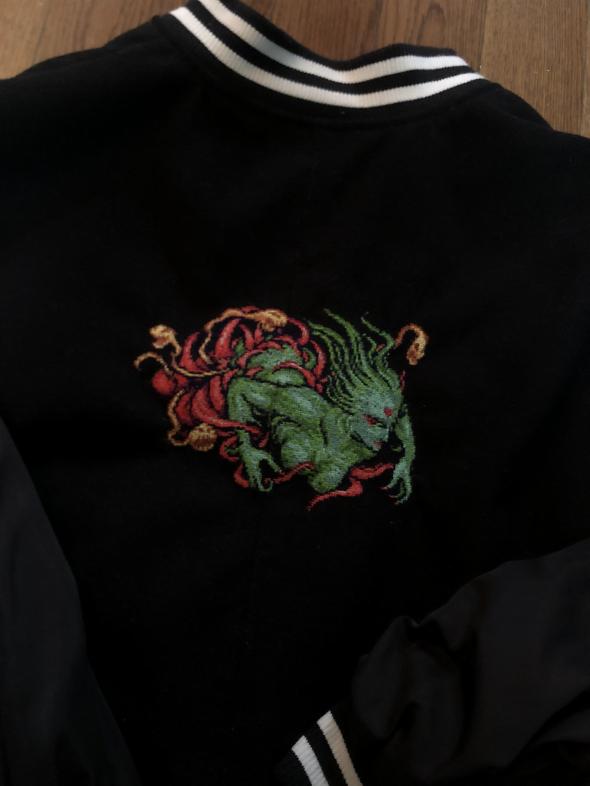 トレーナーに刺しゅうを貼り付け