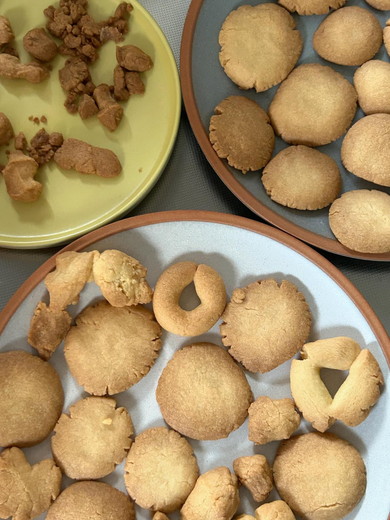 ママと2歳の女の子が一緒に作ったクッキー