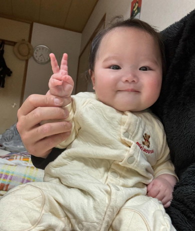 ピースをする赤ちゃん