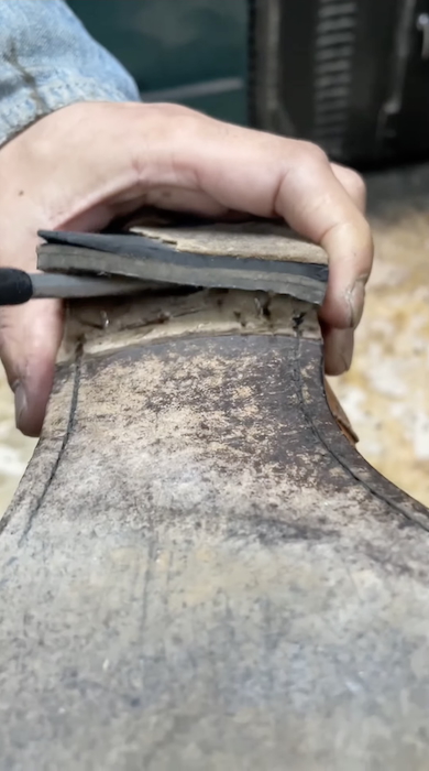 チャーチの靴を修理・かかとをはがす