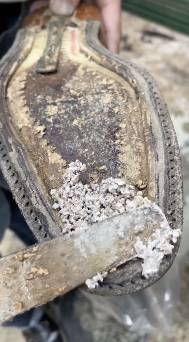 チャーチの靴を修理・練りコルク