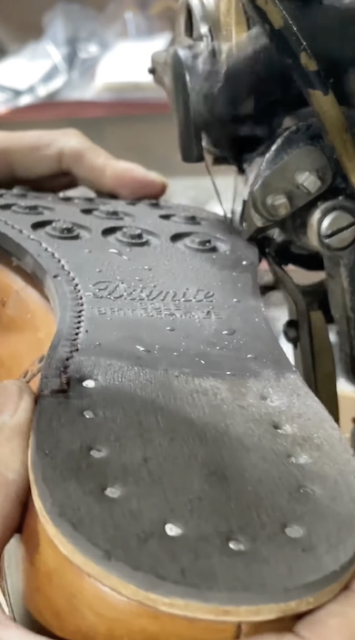 チャーチの靴を修理・靴底を縫い付ける