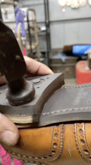 チャーチの靴を修理・かかとをクギで固定