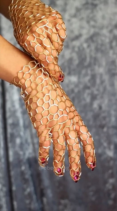 レディー・ガガが装着していそうなビーズグローブがすてき