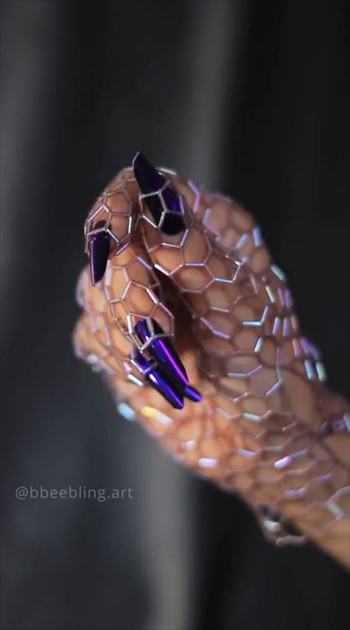 レディー・ガガが装着していそうなビーズグローブがすてき