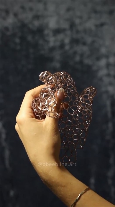 レディー・ガガが装着していそうなビーズグローブがすてき