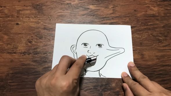 口にペンを突っ込んで耳としてとがらせる