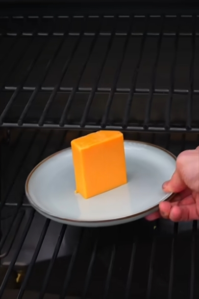 チーズを24時間燻製してみた