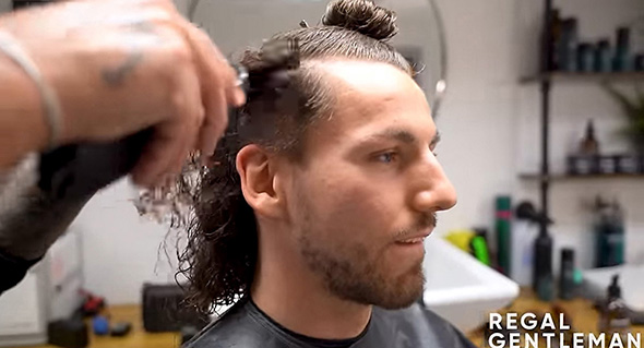 バリカンで髪を切り落とす