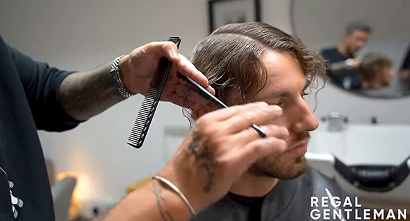 チョキチョキ……