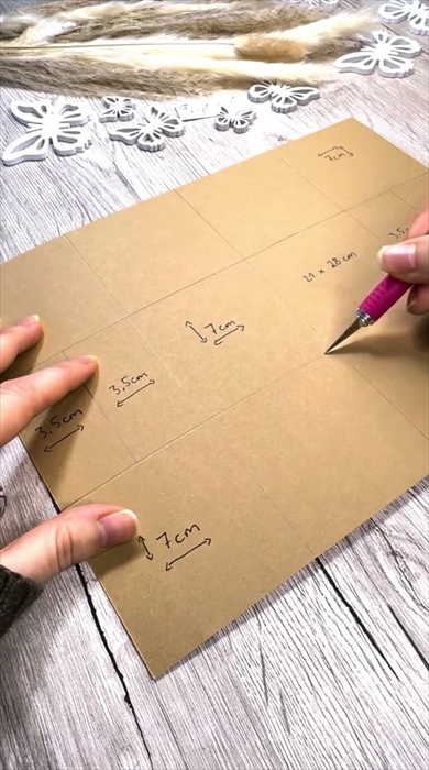 紙に切れ目を入れて折っていくと……ステキなギフトカードの完成