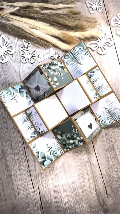 紙に切れ目を入れて折っていくと……ステキなギフトカードの完成