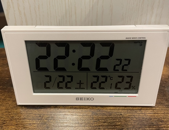 2月22日22時22分、22度、湿度23％で惜しい