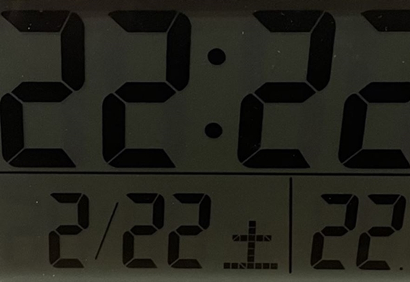 2月22日22時22分、22度、湿度23％で惜しい