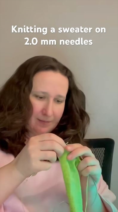 細〜い棒針で編んだセーターがすてき