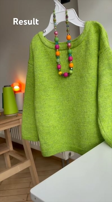 細〜い棒針で編んだセーターがすてき