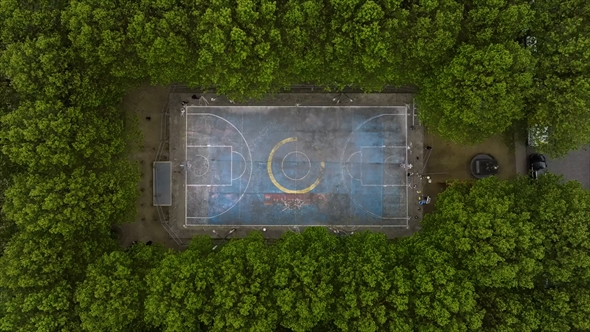 バスケットコートをキャンバスに絵を描くアーティスト