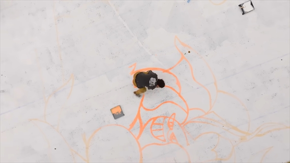 バスケットコートをキャンバスに絵を描くアーティスト