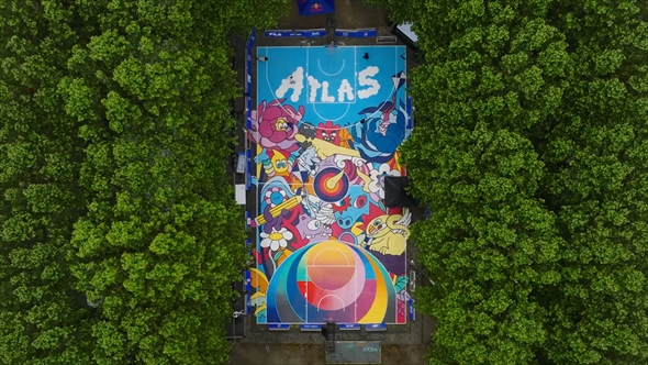 バスケットコートをキャンバスに絵を描くアーティスト