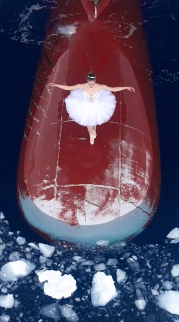 南極海で踊るバレエダンサー