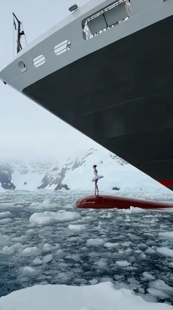 南極海で踊るバレエダンサー