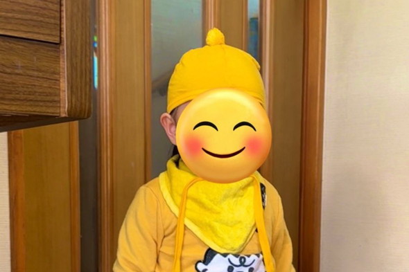 黄色い帽子の女の子