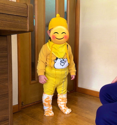 全身黄色いコーディネートの女の子