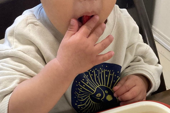食事中の1歳児