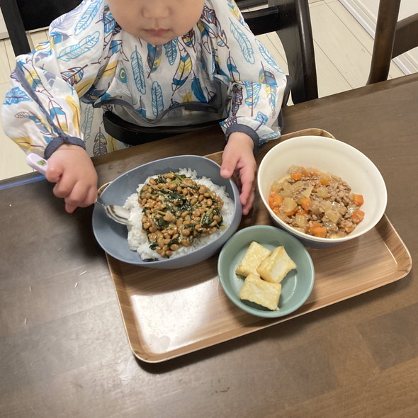 食事中の1歳児
