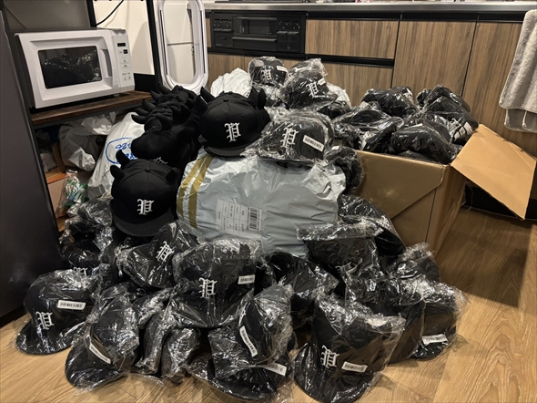注文ミスで帽子を400個買ってしまった人